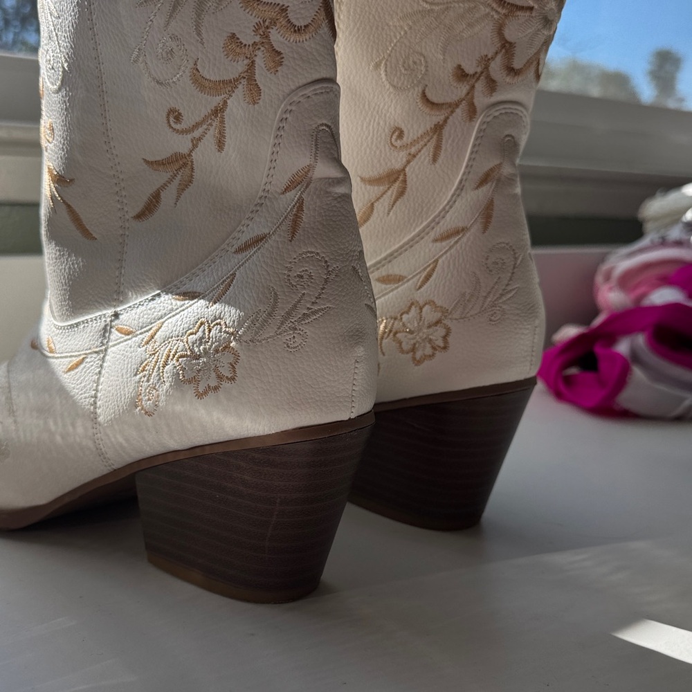 Women's White Embroidered Lace-Up Western Ankle Boots - Picture 2 of 4